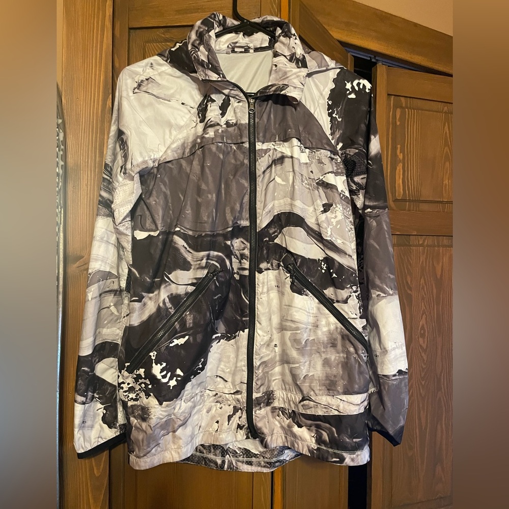 Excellent used condition.  Lululemon rain jacket.